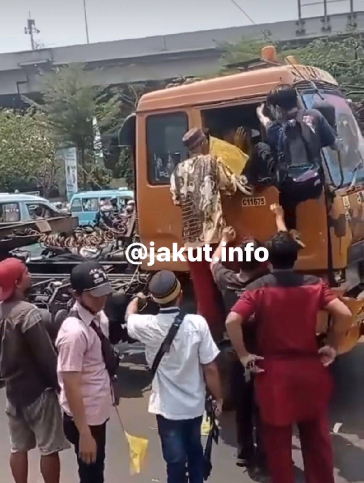 Viral! Sopir Truk Trailer Di Jakut Diserang Pengantar Jenazah, Ini ...